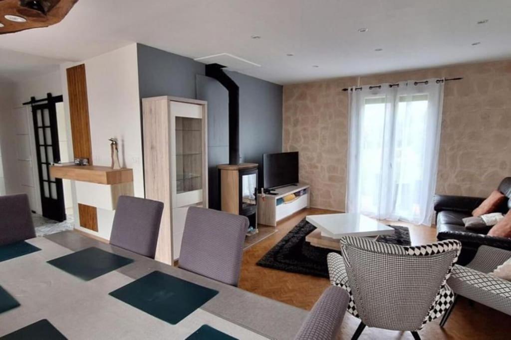 Charmante Maison De Ville Climatisee Avec Wifi Saint-Yrieix-la-Perche Esterno foto